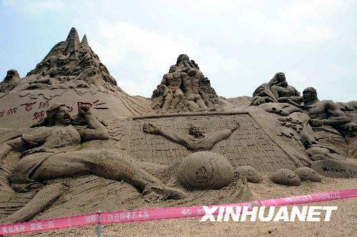 Das Foto zeigt eine gro?e Sandskulptur im Internationalen Sandskulpturenpark Haiyang in der ostchinesischen Provinz Shandong. Gro?e Sandskulpturen mit dem Thema der Olympischen Spiele von mehr als 10 chinesischen und internationalen Künstlern sind zur Feier der in Kürze stattfindenden Beijinger Olympischen Spiele in dem Park ausgestellt. 9