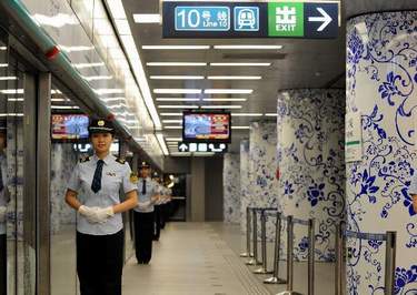 14 Touristenandrang,Olympischen Spiele , U-Bahnnetz , U-Bahnlinien,Olympiagel?nde,Beijinger U-Bahn,Passagiere ,Sicherheit,Sicherheitskontrolle