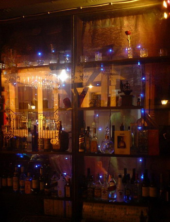 Tee,Peking,chinesischem,Gartenbau,Kultur,Sehenswürdigkeiten,China,Nanluoguxiang,Café,Teehaus,Bar,Hutong,Gasse,Couch ,Houhai,Lian Yunnan,Drehtüren,Gitterfenster,Rote Laterne,Zhang Yimou,Regisseur,Dynastie,M?bel,Gem?lden,Schwarzbier,Suzie Wong,Kanada,Malaysia,Bett(6)