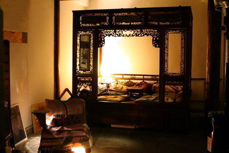 Tee,Peking,chinesischem,Gartenbau,Kultur,Sehenswürdigkeiten,China,Nanluoguxiang,Café,Teehaus,Bar,Hutong,Gasse,Couch ,Houhai,Lian Yunnan,Drehtüren,Gitterfenster,Rote Laterne,Zhang Yimou,Regisseur,Dynastie,M?bel,Gem?lden,Schwarzbier,Suzie Wong,Kanada,Malaysia,Bett(7)