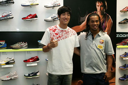 Der chinesische Hürdenl?ufer Liu Xiang (rechts) und der Fu?ballstar Ronaldinho Gaucho posieren für eine Sportsbekleidungswerbung am 8. August 2007.