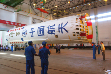 Das Foto zeigt die Rakete Long-March II-F für den Start des chinesischen bemannten Raumfahrzeuges Shenzhou VII im Satelliten-Startzentrum Jiuquan in der nordwestchinesischen Provinz Gansu (5. August 2008).