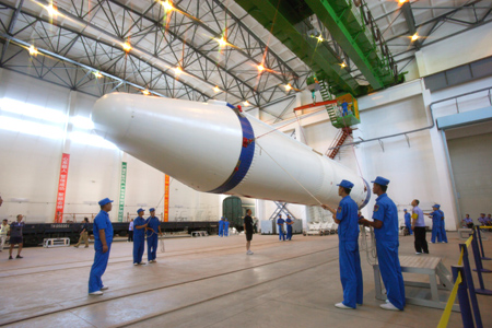 Das Foto zeigt die Rakete Long-March II-F für den Start des chinesischen bemannten Raumfahrzeuges Shenzhou VII im Satelliten-Startzentrum Jiuquan in der nordwestchinesischen Provinz Gansu (5. August 2008).