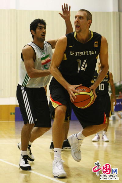 Das Bild zeigt Dirk Nowitzki, der am Training der deutschen Basketballmannschaft am 7. August teilnimmt. Die deutsche Basketballmannschaft trainiert aktiv für die Beijinger Olympischen Spiele.