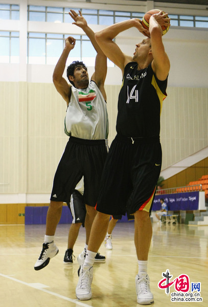 Das Bild zeigt Dirk Nowitzki, der am Training der deutschen Basketballmannschaft am 7. August teilnimmt. Die deutsche Basketballmannschaft trainiert aktiv für die Beijinger Olympischen Spiele.