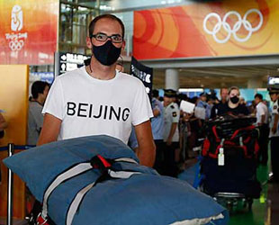 Vier US-Radsportler, die bei ihrer Ankunft in Beijing einen Mundschutz getragen hatten, entschuldigten sich am Mittwoch beim chinesischen Volk.