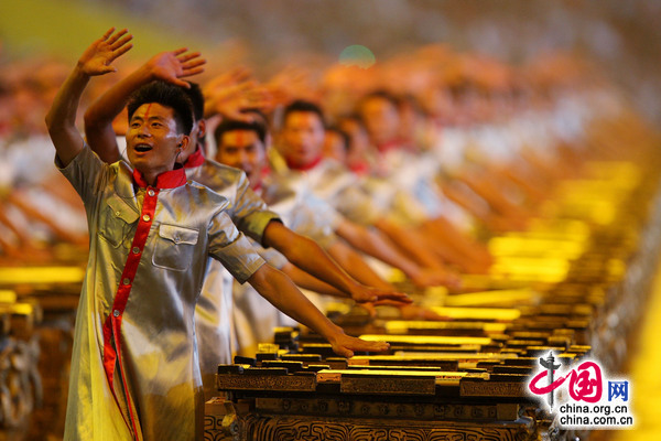 2008 Menschen spielen Fou, ein traditionales chinesisches Schlaginstrument.