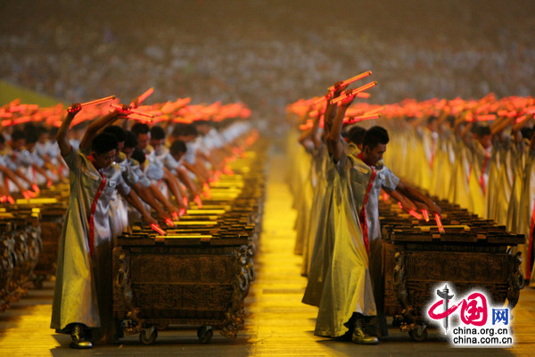 2008 Menschen spielen Fou, ein traditionales chinesisches Schlaginstrument.