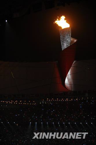 Li Ning entzündet das Olympische Feuer