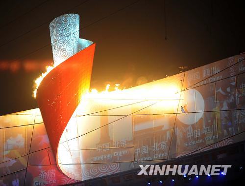 Li Ning entzündet das Olympische Feuer