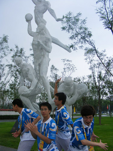 Freiwillige üben sich in Kungfu