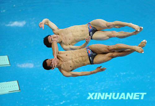 1 Chinesische Springer Wang Feng und Qin Kai haben am Mittwochnachmittag im 3 m-Synchronspringen eine Goldmedaille gewonnen. Die Silbermedaille ging an Russland. Platz Drei belegte Ukraine.