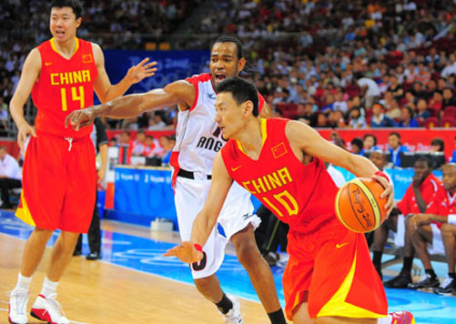 Die chinesische Mannschaft hat am Donnerstag im Gruppenspiel ihren Gegner Angola mit 85:68 besiegt. Es ist der erste Sieg Chinas im Basketball der Beijinger Spiele. Der Superstar Yao Ming erzielte 30 Punkte, w?hrend ein anderer NBA-Spieler aus China, Yi Jianlian, elf Rebounds nahm.