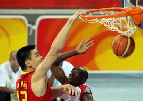 Die chinesische Mannschaft hat am Donnerstag im Gruppenspiel ihren Gegner Angola mit 85:68 besiegt. Es ist der erste Sieg Chinas im Basketball der Beijinger Spiele. Der Superstar Yao Ming erzielte 30 Punkte, w?hrend ein anderer NBA-Spieler aus China, Yi Jianlian, elf Rebounds nahm.