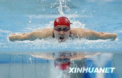 Chinesische Schwimmerin Liu Zige hat am Donnerstagvormittag im 200 m-Schmetterlingsschwimmen der Damen eine Goldmedaille gewonnen und stellte mit 2’04’18’ einen neuen Weltrekord auf. Ihre Teamkollegin Jiao Liuyang holte sich mit 2’04’72’ Silber. Die Bronzemedaille ging an die australische Schwimmerin Jessicah Schipper (2’06’26’).