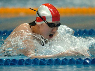 5 Chinesische Schwimmerin Liu Zige hat am Donnerstagvormittag im 200 m-Schmetterlingsschwimmen der Damen eine Goldmedaille gewonnen und stellte mit 2’04’18’ einen neuen Weltrekord auf. Ihre Teamkollegin Jiao Liuyang holte sich mit 2’04’72’ Silber. Die Bronzemedaille ging an die australische Schwimmerin Jessicah Schipper (2’06’26’).