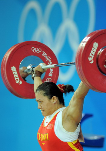Beim Gewichtheben der Damen bis 75 Kilogramm hat Cao Lei die 23. Goldmedaille für China gewonnen. Mit ihrer Leistung von 282 Kilogramm hat sie einen neuen Olympia-Rekord aufgestellt. Das Silber ging an Alla Vazhenina aus Kasachstan. Den dritten Platz belegte die russische Gewichtheberin Nadezda Evstyukhina.