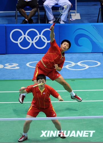 Im Finale des Badmintondoppels der Damen haben die chinesischen Sportlerinnen Yu Yang und Du Jing ihre südkoreanischen Gegnerinnen Lee Kyungwon und Lee Hyojung nach einem harten Kampf mit 2:1 geschlagen. Damit haben sie die 26. Goldmedaille für China geholt.
