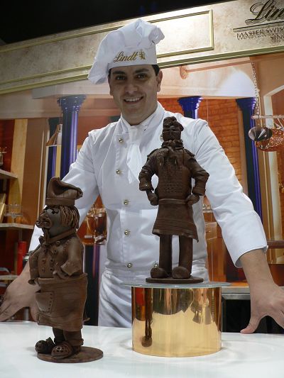 Chocolatier Dimo Simatos zaubert am Lindt-Stand allerhand Kreationen hervor