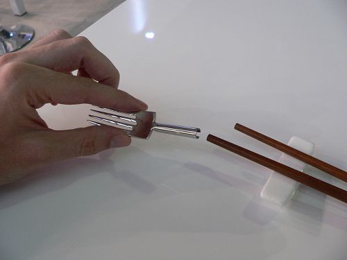Mit wenigen Handgriffen verwandelt sich das Essst?bchen in eine Gabel. 