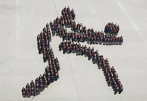 23 Olympia-Logo und –Piktogramm aus Menschen