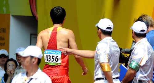 1 Chinas 110-m-Hürden-Olympiasieger Liu Xiang laboriert bei seinem Auftreten im ersten Kampf am Montag offenbar an einer Achillessehnenentzündung, die seinen Start bei den Spielen in Peking offensichtlich behindert. Wegen der Verletzung verzichtet Liu auf den Wettbewerb.