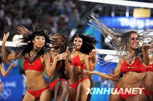 Cheerleader tanzten am 18. August in der Pause eines Beachvolleyball-Matchs in Beijing. Die Zuschauer waren von der Darbietung hinweggerissen.