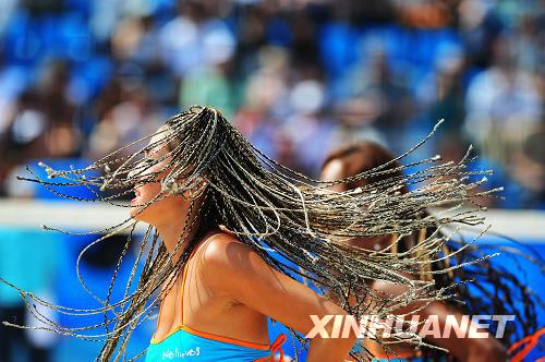 Cheerleader tanzten am 18. August in der Pause eines Beachvolleyball-Matchs in Beijing. Die Zuschauer waren von der Darbietung hinweggerissen.
