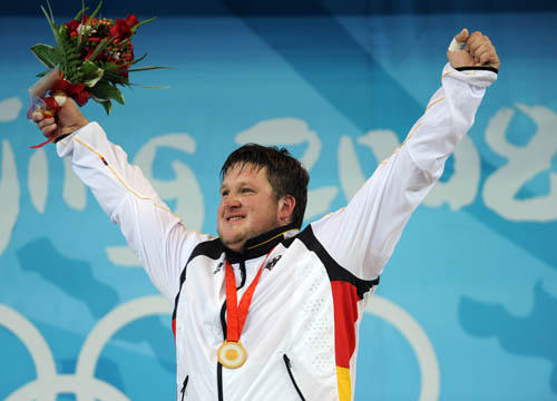 Matthias Steiner gewinnt beim Gewichtheben über 105 Kilogramm Gold