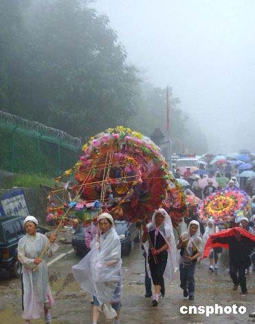 Der 19. August ist der hundertste Tag nach dem Erdbeben in Sichuan vom 12. Mai. Viele Leute kehren von Maoxian, wo die neue Kreishauptstadt von Beichuan liegt, nach der alten Kreishauptstadt Beichuan zurück, um dort den im Erdbeben verunglückten Verwandten zu gedenken.