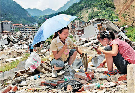 Der 19. August ist der hundertste Tag nach dem Erdbeben in Sichuan vom 12. Mai. Viele Leute kehren von Maoxian, wo die neue Kreishauptstadt von Beichuan liegt, nach der alten Kreishauptstadt Beichuan zurück, um dort den im Erdbeben verunglückten Verwandten zu gedenken.