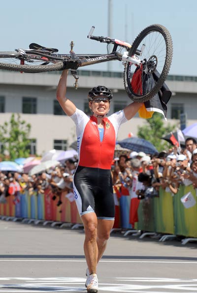Die deutsche Radsportlerin Sabine Spitz hat am Samstag beim Radsport-Cross Country der Damen mit 1:45'11' die Goldmedaille gewonnen.