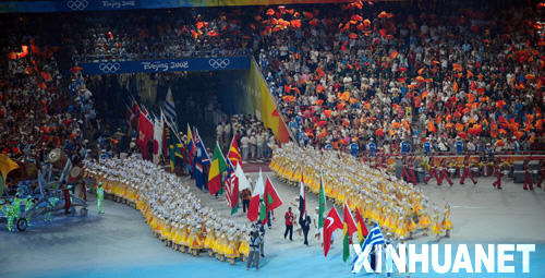 Flaggen der 204 olympischen Delegationen werden ins Stadion getragen