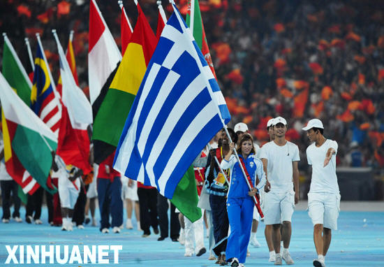 Flaggen der 204 olympischen Delegationen werden ins Stadion getragen