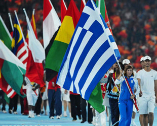 Flaggen der 204 olympischen Delegationen werden ins Stadion getragen