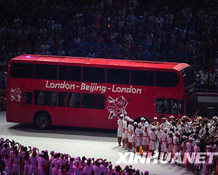 Ein Londonbus f?hrt ins 'Vogelnest'