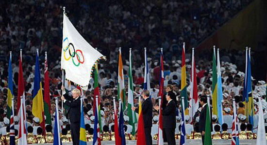 Der Bürgermeister von London nimmt die Olympische Flagge entgegen
