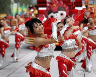 Cheerleaders verkleiden sich als Maskottchen der Beijinger Olympischen Spiele und tanzen im Olympiapark.
