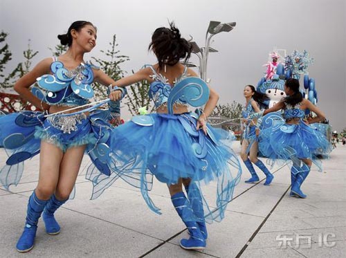 2 Sch?ne M?dchen verkleiden sich als Maskottchen der Beijinger Olympischen Spiele und tanzen im Olympiapark.