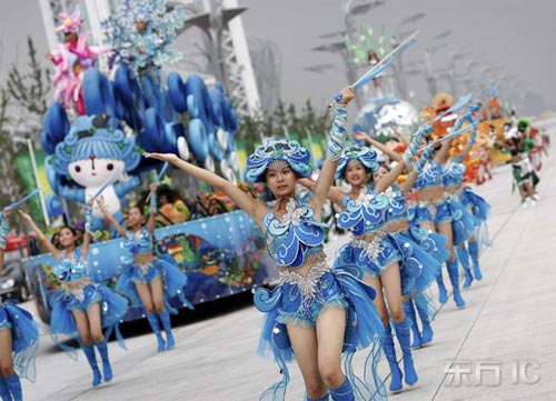 3 Sch?ne M?dchen verkleiden sich als Maskottchen der Beijinger Olympischen Spiele und tanzen im Olympiapark.