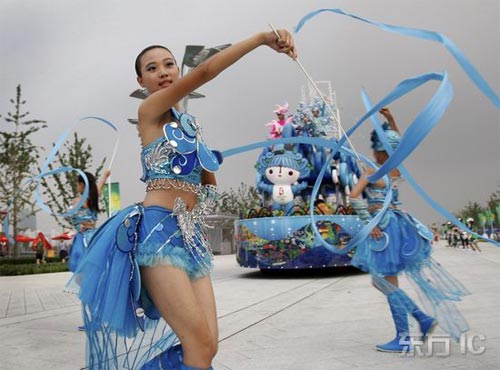 4 Sch?ne M?dchen verkleiden sich als Maskottchen der Beijinger Olympischen Spiele und tanzen im Olympiapark.