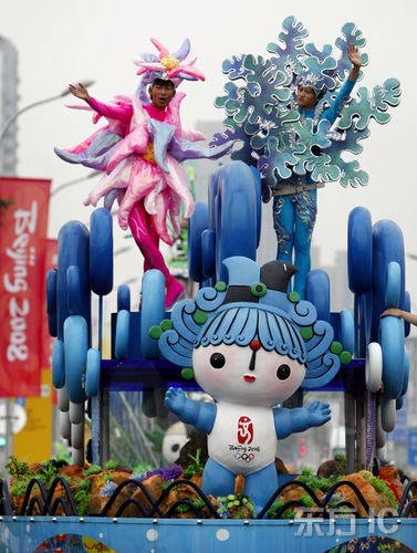 6 Sch?ne M?dchen verkleiden sich als Maskottchen der Beijinger Olympischen Spiele und tanzen im Olympiapark.