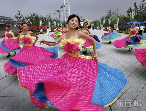 7 Sch?ne M?dchen verkleiden sich als Maskottchen der Beijinger Olympischen Spiele und tanzen im Olympiapark.