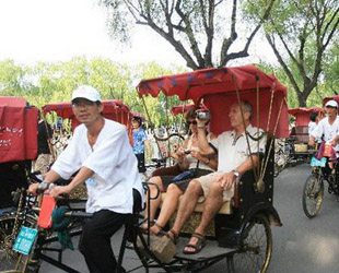 W?hrend der Olympischen Spiele in Beijing kamen viele ausl?ndische Touristen in die Hauptstadt Chinas. Ein Rundgang durch die Hutongs (alte Beijinger Gassen) ist ein guter Weg, den Charme der Altstadt kennen zu lernen.