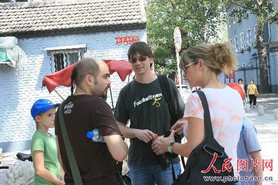 W?hrend der Olympischen Spiele in Beijing kamen viele ausl?ndische Touristen in die Hauptstadt Chinas. Ein Rundgang durch die Hutongs (alte Beijinger Gassen) ist ein guter Weg, den Charme der Altstadt kennen zu lernen.