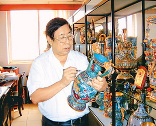 Handwerkskünstler Zhang Tonglu hat zu seinem 66. Geburtstag ein einzigartiges Geburtstagsgeschenk aus Taiwan bekommen: ein Sammlerzertifikat, das best?tigt, dass seine vier Jingtailan-Uhren (Cloisonné-Uhren) im National Palace Museum in Taipei ausgestellt werden.
