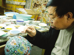 2 Handwerkskünstler Zhang Tonglu hat zu seinem 66. Geburtstag ein einzigartiges Geburtstagsgeschenk aus Taiwan bekommen: ein Sammlerzertifikat, das best?tigt, dass seine vier Jingtailan-Uhren (Cloisonné-Uhren) im National Palace Museum in Taipei ausgestellt werden.