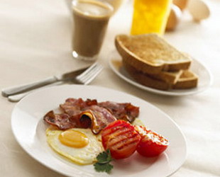 Um abzunehmen und dauerhaft schlank zu bleiben, sollte man ein gro?es Frühstück mit vielen Kohlehydraten und Proteinen zu sich nehmen, gefolgt von einer kohlehydrat- und fettarmen Kost für den Rest des Tages, besagt eine Studie.