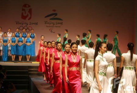 2 China hatte für die Medaillenverleihungszeremonien w?hrend der Beijinger Olympischen Spiele fünf verschiedene Uniformmodelle vorbereitet. Alle fünf Modelle waren jede für sich Aufsehen erregend.