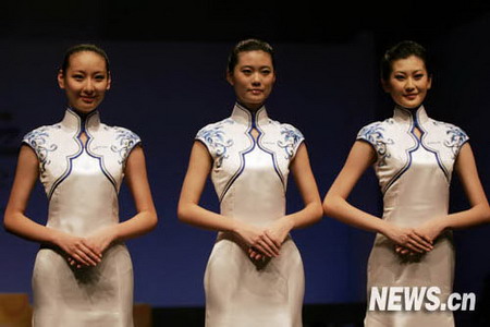 3 China hatte für die Medaillenverleihungszeremonien w?hrend der Beijinger Olympischen Spiele fünf verschiedene Uniformmodelle vorbereitet. Alle fünf Modelle waren jede für sich Aufsehen erregend.